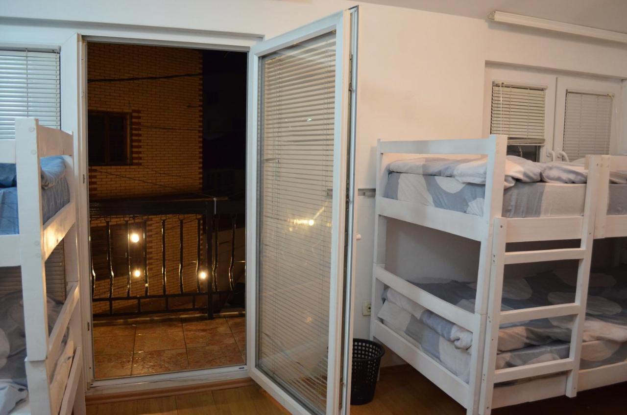 Moonlight Hostel Пристина Екстериор снимка