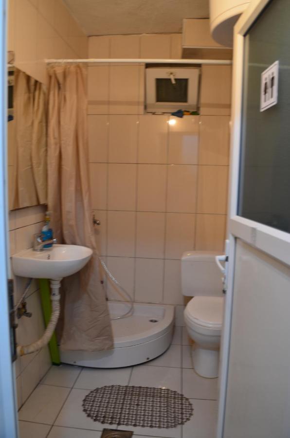 Moonlight Hostel Пристина Екстериор снимка